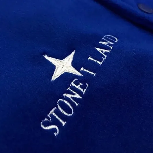 P230 Stone Island spliced PU leather and cotton baseball jacket (couples style three-color hair) Sheep long velvet body spliced PU leather sleeves, custom full towel embroidered logo on the chest and back. Three threads on the cuffs, hem and neck 1:1 custom dyeing No change in shape Original buttons restored 1:1 Loose and versatile Unique design must-have items for fashionistas Double hang tags Double wash Original armbands Couple style three-color hair: black, green, blue Style number: A01# Size: M-2XL